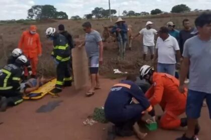 Van estoura pneu e capota na BR-410, entre Tucano e Ribeira de Pombal: dois passageiros foram arremessados para fora do veículo