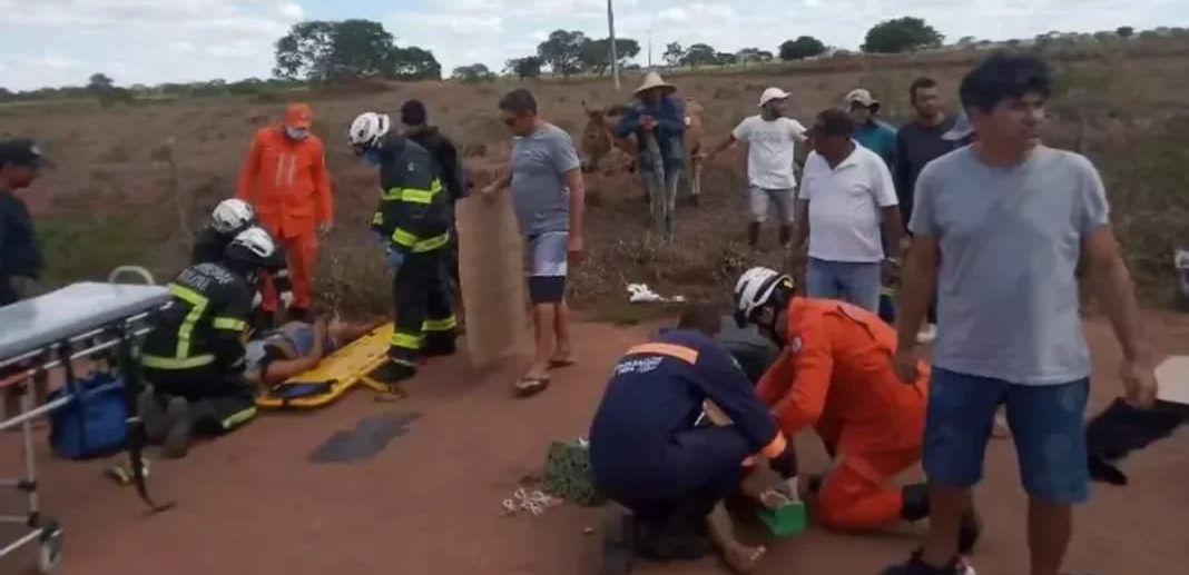 Van estoura pneu e capota na BR-410, entre Tucano e Ribeira de Pombal: dois passageiros foram arremessados para fora do veículo