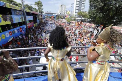 Banda Didá desfila no circuito Osmar