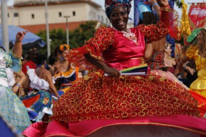 Bloco Rio Maracatu apresenta união de culturas pernambucana e carioca