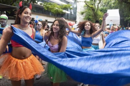 Blocos de saúde mental espalham alegria pelas ruas do Rio