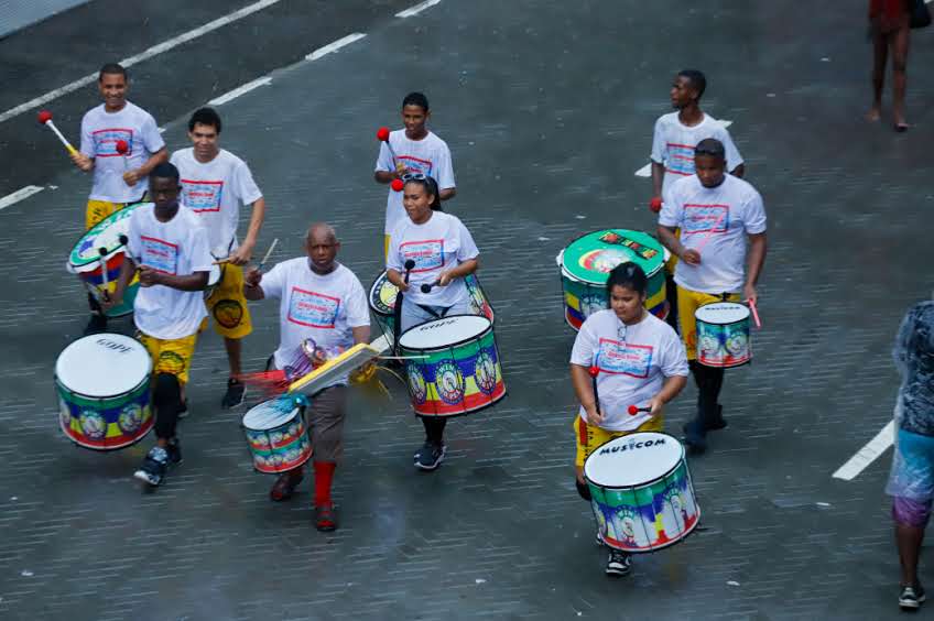 Bloquinhos e fanfarras desfilam no circuito Osmar