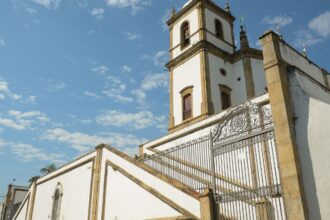 Brasil tem mais estabelecimentos religiosos que escolas e hospitais