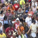 Carnaval de rua em Brasília tem críticas políticas nesta terça-feira