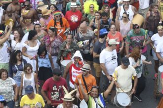 Carnaval de rua em Brasília tem críticas políticas nesta terça-feira