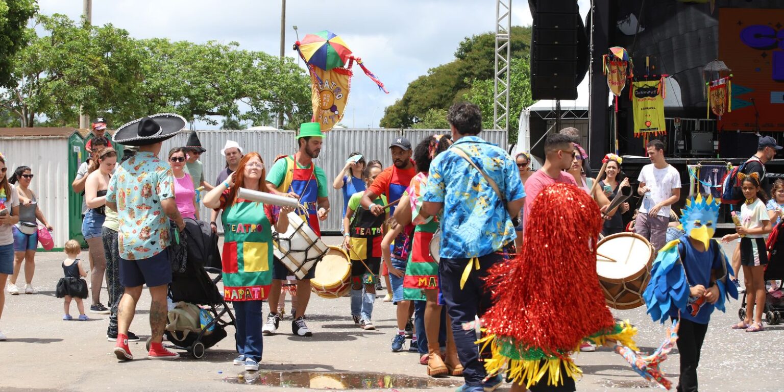 Carnaval é melhor do que celular, dizem crianças em bloquinho no DF