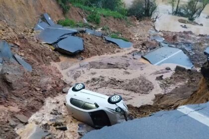 Chuvas abrem cratera e interditam trecho da BR-470, em Santa Catarina