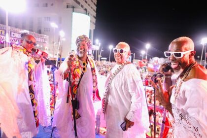 Cortejo Afro desfila na Barra