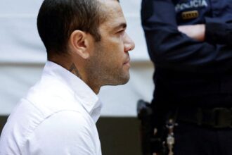 Daniel Alves nega agressão sexual em tribunal de Barcelona