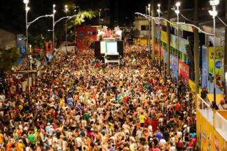 Daniela Mercury agita foliões com sua passagem no circuito Campo Grande