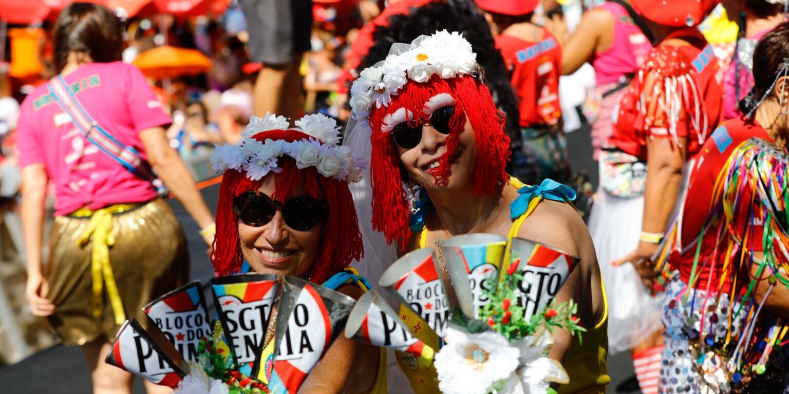 Em dia de calor forte, pelo menos 41 blocos desfilam pelas ruas do Rio