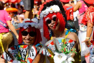 Em dia de calor forte, pelo menos 41 blocos desfilam pelas ruas do Rio