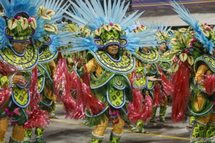 Escolas de samba campeãs desfilam hoje no sambódromo em SP