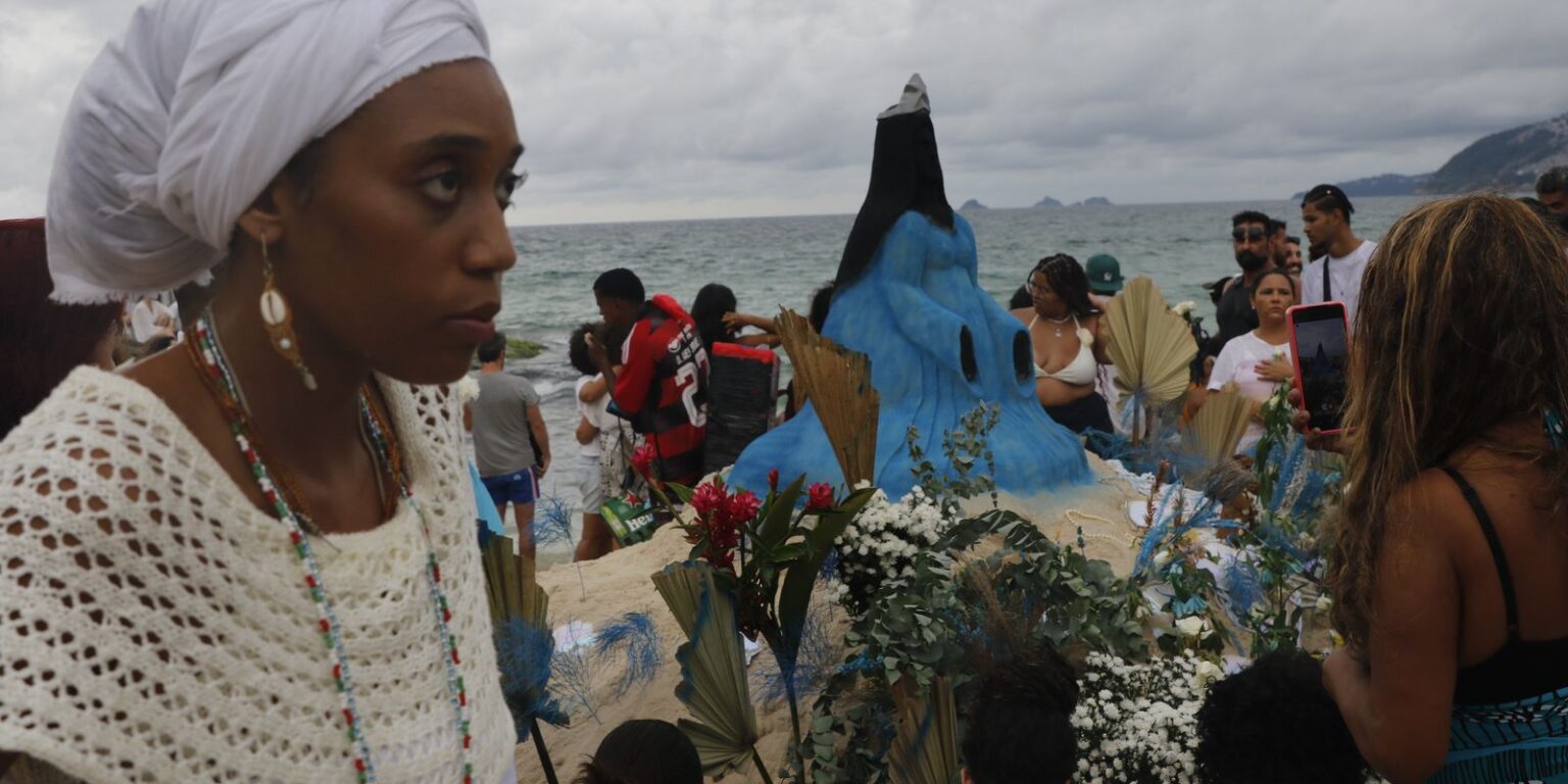 Homenagem a Iemanjá reúne milhares de pessoas no Arpoador