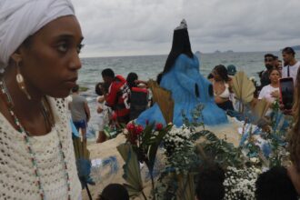 Homenagem a Iemanjá reúne milhares de pessoas no Arpoador