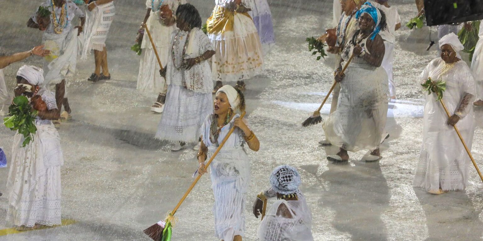 Lavagem da Sapucaí reúne fé e festa para garantir sucesso do carnaval