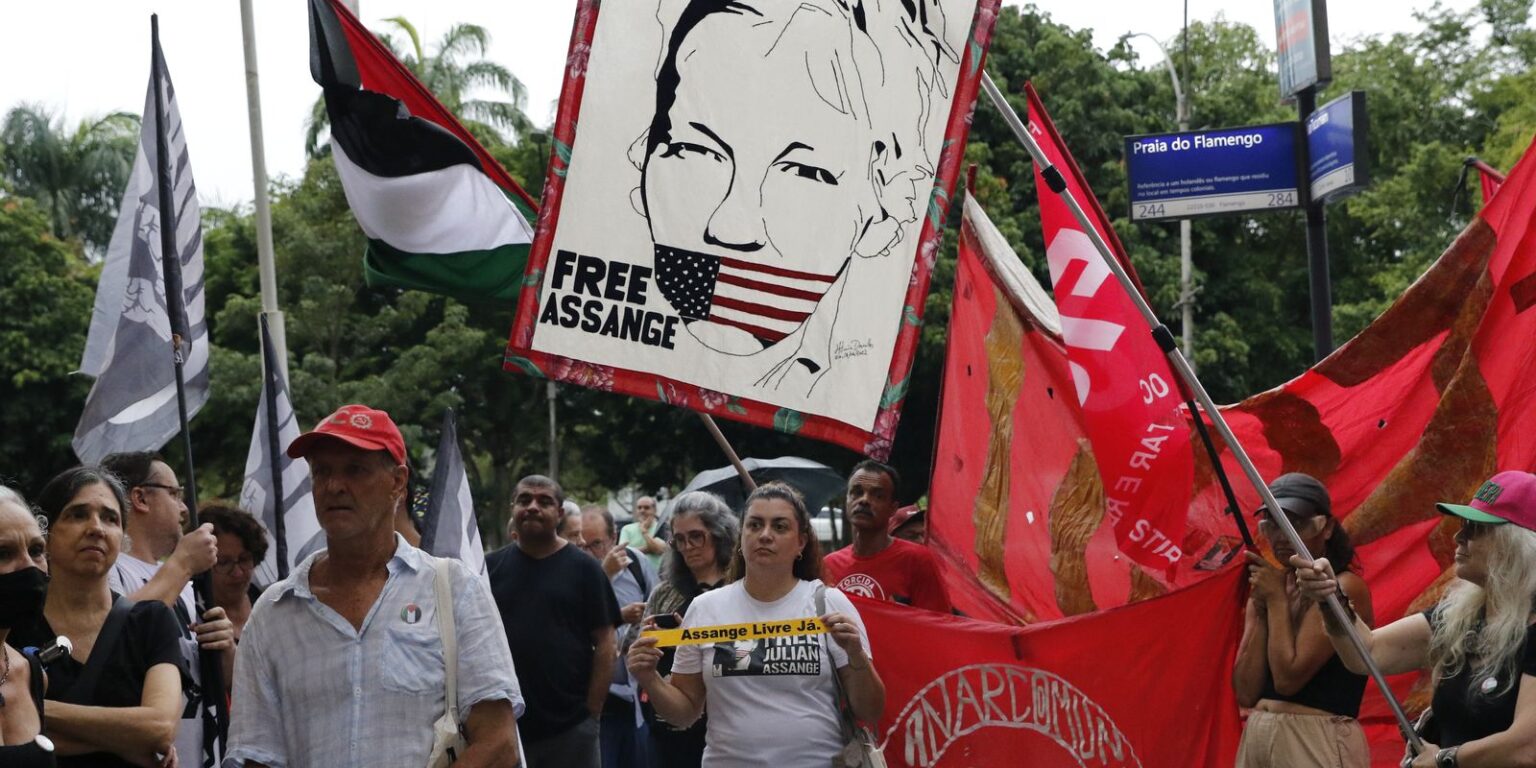 Manifestação no Rio pede liberdade para Julian Assange