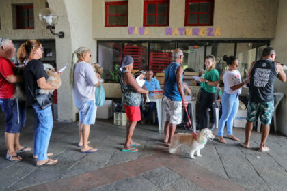 Mutirão da Prefeitura oferece aplicação gratuita da vacina V10 para cães na Lagoa do Abaeté – Secretaria de Comunicação