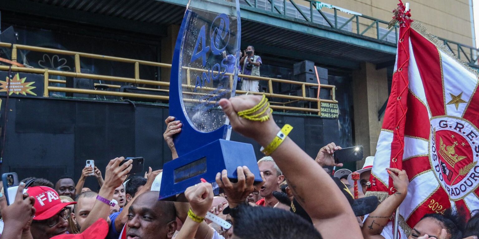 No Rio, desfile das campeãs começa com show inédito