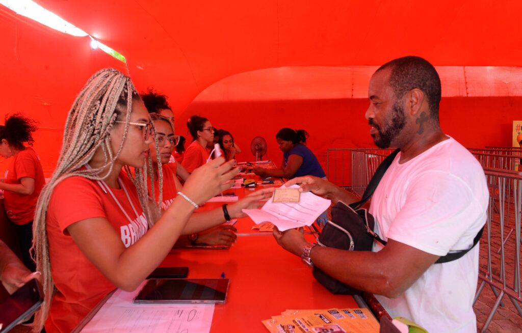 Prefeitura entrega kits de trabalho para ambulantes credenciados na Festa de Iemanjá – Secretaria de Comunicação