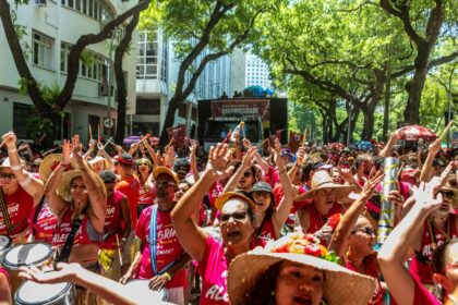 Quizomba faz último desfile do carnaval de rua de 2024 pregando o amor