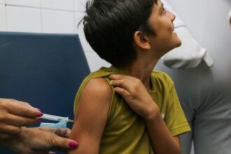 Rio inicia vacinação de crianças de 10 anos contra a dengue