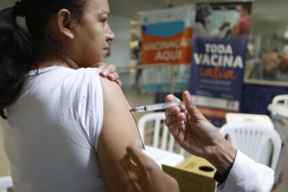 Saúde antecipa vacinação contra gripe; campanha começa em 25 de março