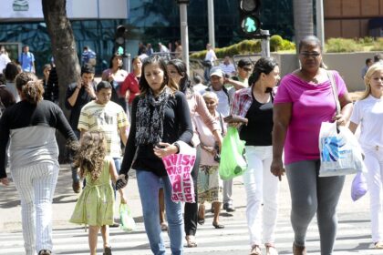 Taxa de desemprego fica em 7,6% no trimestre encerrado em janeiro