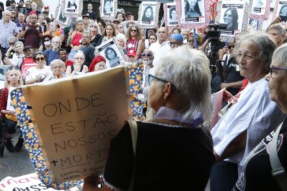 Caminhada em São Paulo lembra golpe militar e faz homenagem às vítimas