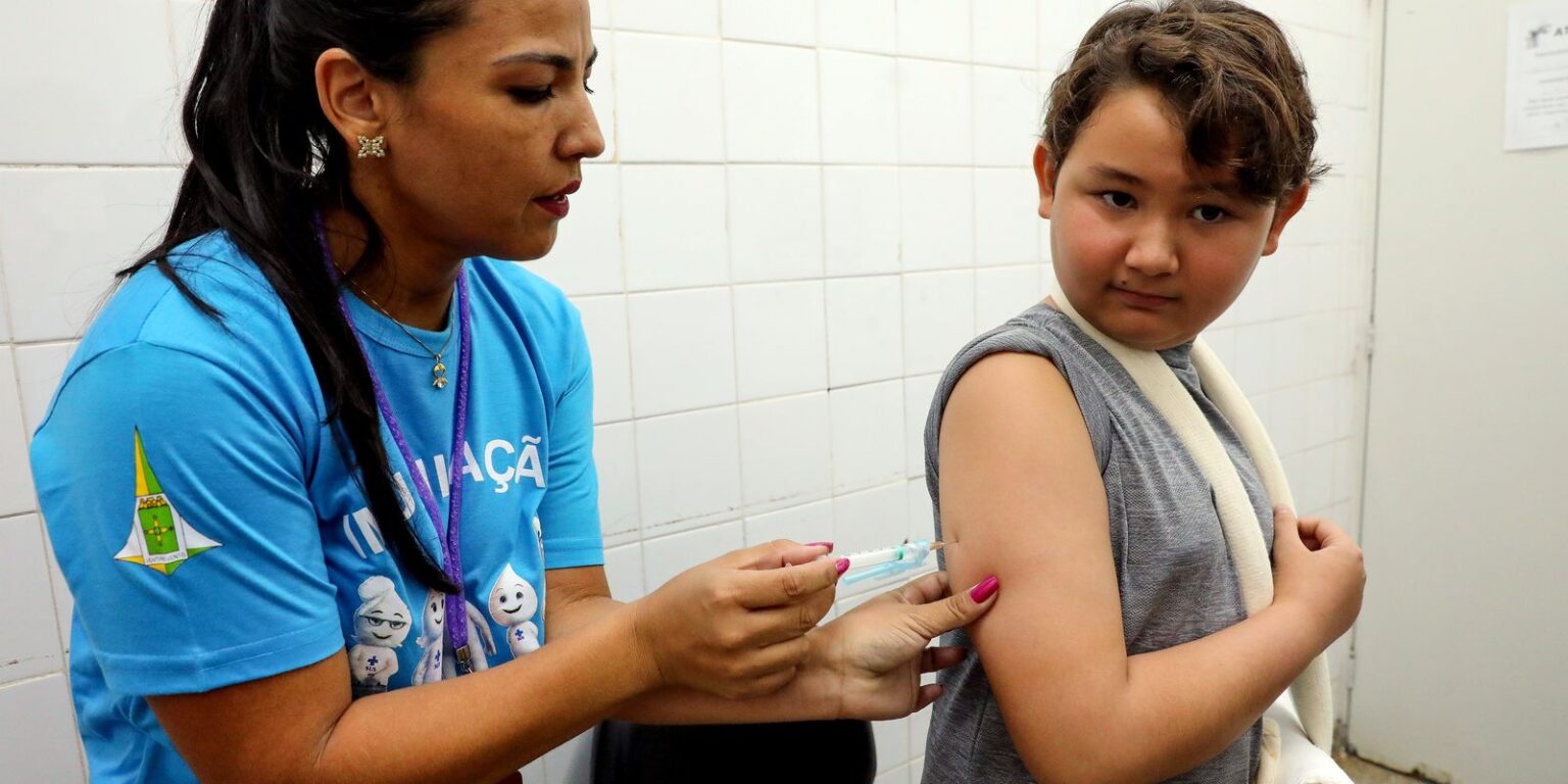 Dengue: adolescentes de 12 a 14 anos já podem se vacinar no DF