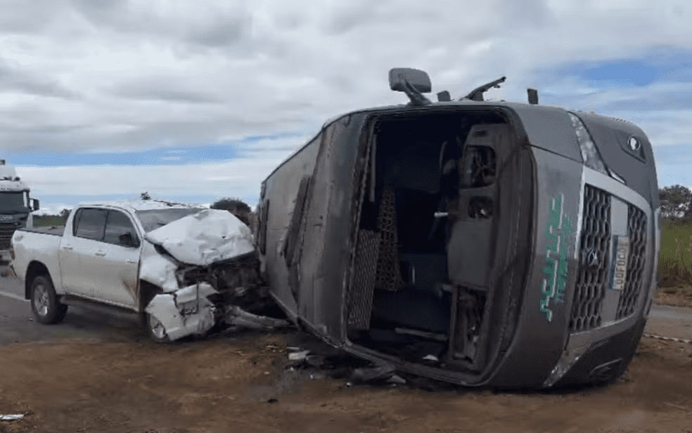 Batida entre micro-ônibus e caminhonete na BR-242 deixa 20 feridos em Barreiras — Sociedade Online