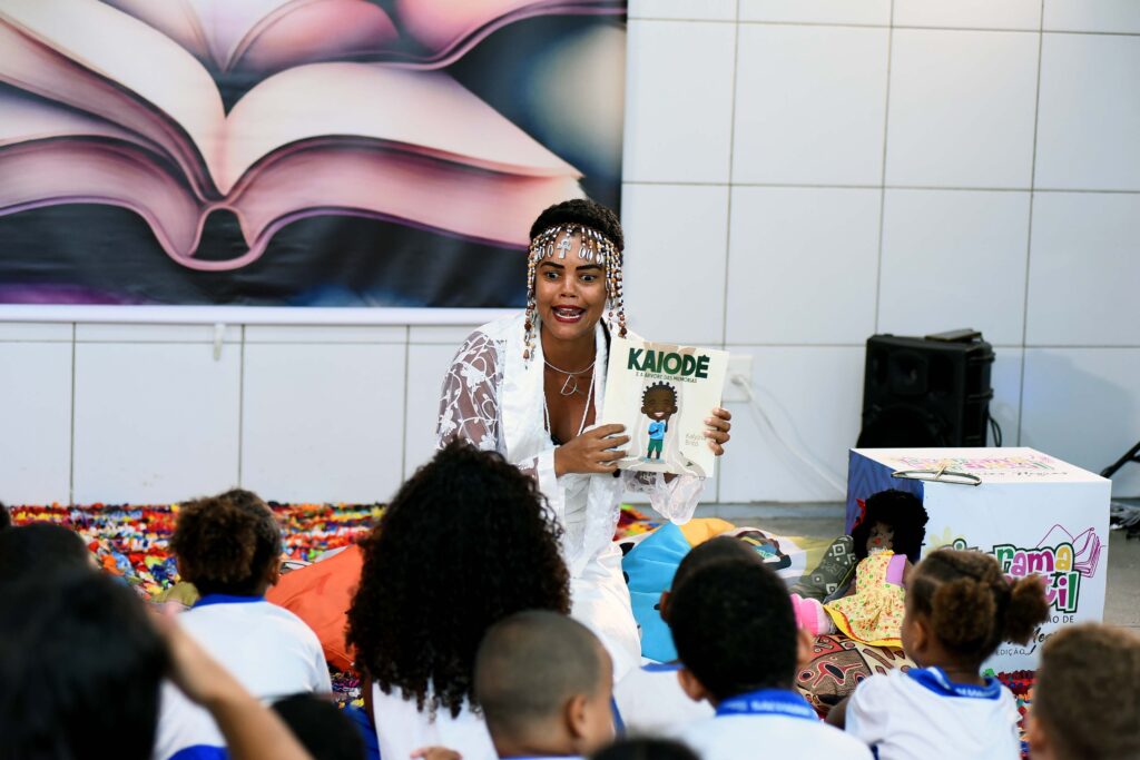 Contação de história negra encanta crianças da Escola Municipal Lagoa do Abaeté – Secretaria de Comunicação