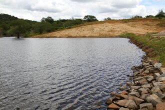 Implantação de barreiro em comunidade rural de Poções garante água e segurança alimentar