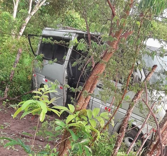 Van com pacientes de Sapeaçu capota e cai em ribanceira na BR-101