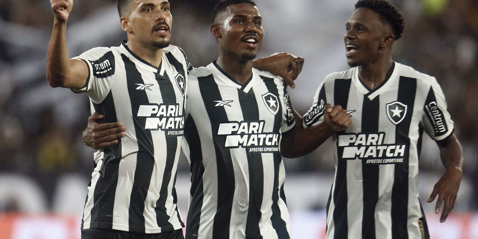 Botafogo supera Vitória para abrir vantagem na Copa do Brasil