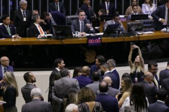 Congresso mantém veto de Bolsonaro à Lei em Defesa da Democracia
