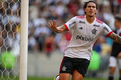 Flamengo aplica 6 a 1 no Vasco e vira líder provisório do Brasileirão