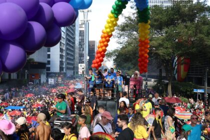 Luta LGBTQIA+ deve ir além da internet, diz líder da Parada de SP