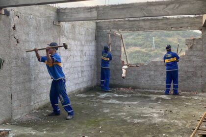 Prefeitura do Rio inicia demolição de prédio de 12 andares na Muzema