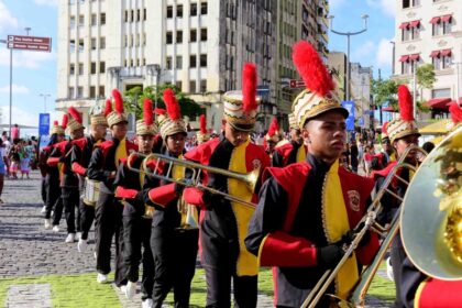 Fanfarras e balizas dão show de cores, movimentos e sonoridade no 2 de Julho – Secretaria de Comunicação