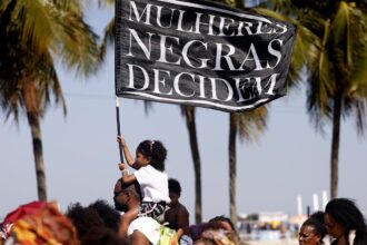 Marcha das mulheres negras une gerações na orla do Rio de Janeiro