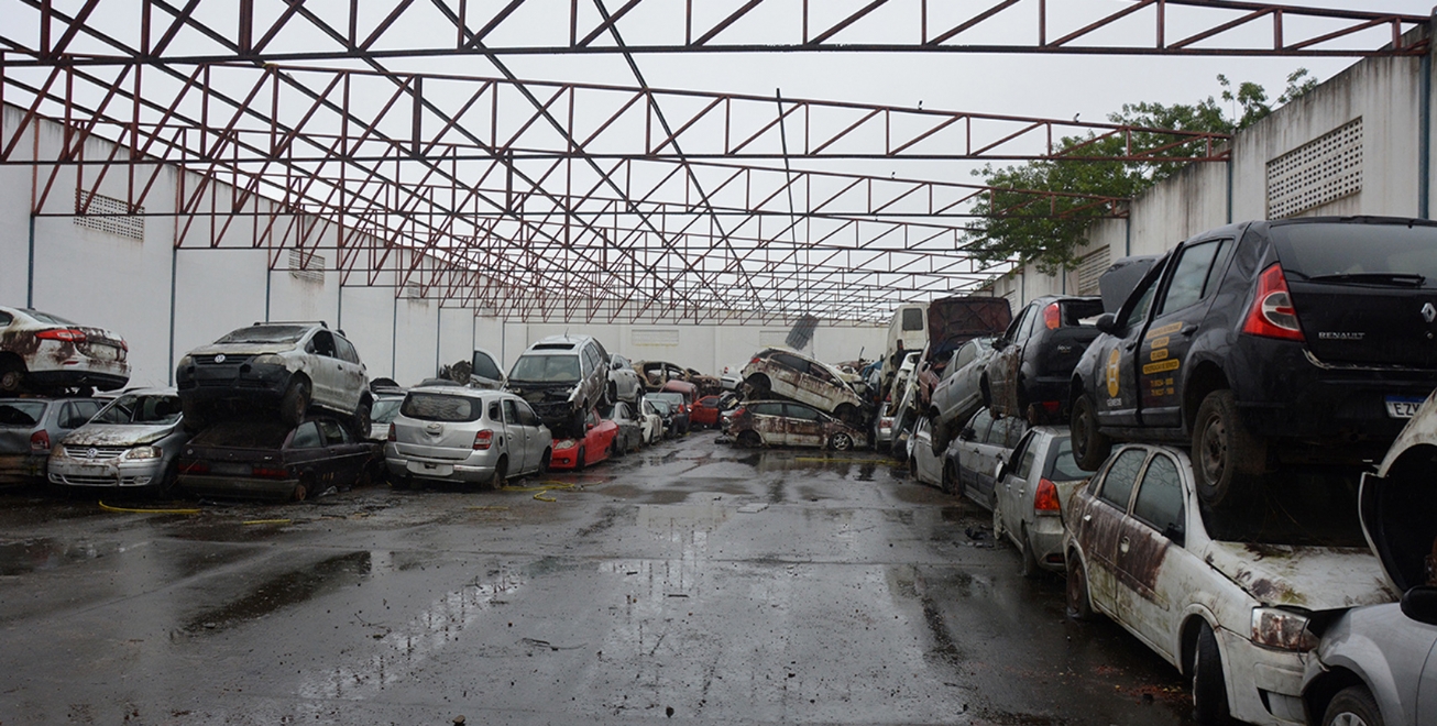 Prefeitura de Feira de Santana deflagra operação em pátio com carcaças de veículos abandonados