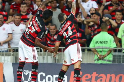 Arrascaeta decide e Flamengo avança para semifinal da Copa do Brasil