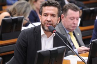 PF indicia deputado Janones por suspeita de esquema de "rachadinha"