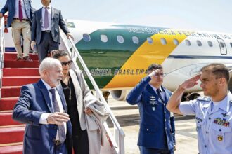 Lula desembarca em Brasília após problema com avião no México