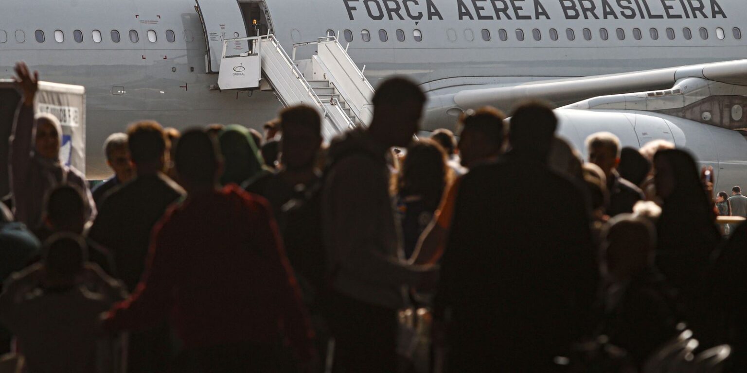 Quinto voo da FAB com 220 repatriados do Líbano chega a SP