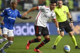 David Luiz marca de falta e Fla vence Cruzeiro em Belo Horizonte