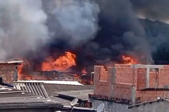 Incêndio de grandes proporções atinge Vila dos Pescadores, em Cubatão