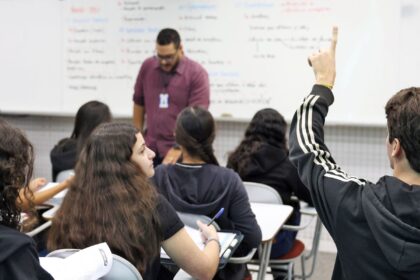 Prefeitura sanciona mudanças na carga horária de professores do Rio