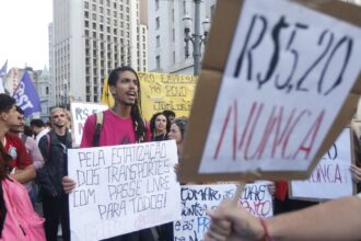 Manifestantes protestam contra aumento das passagens municipais em SP